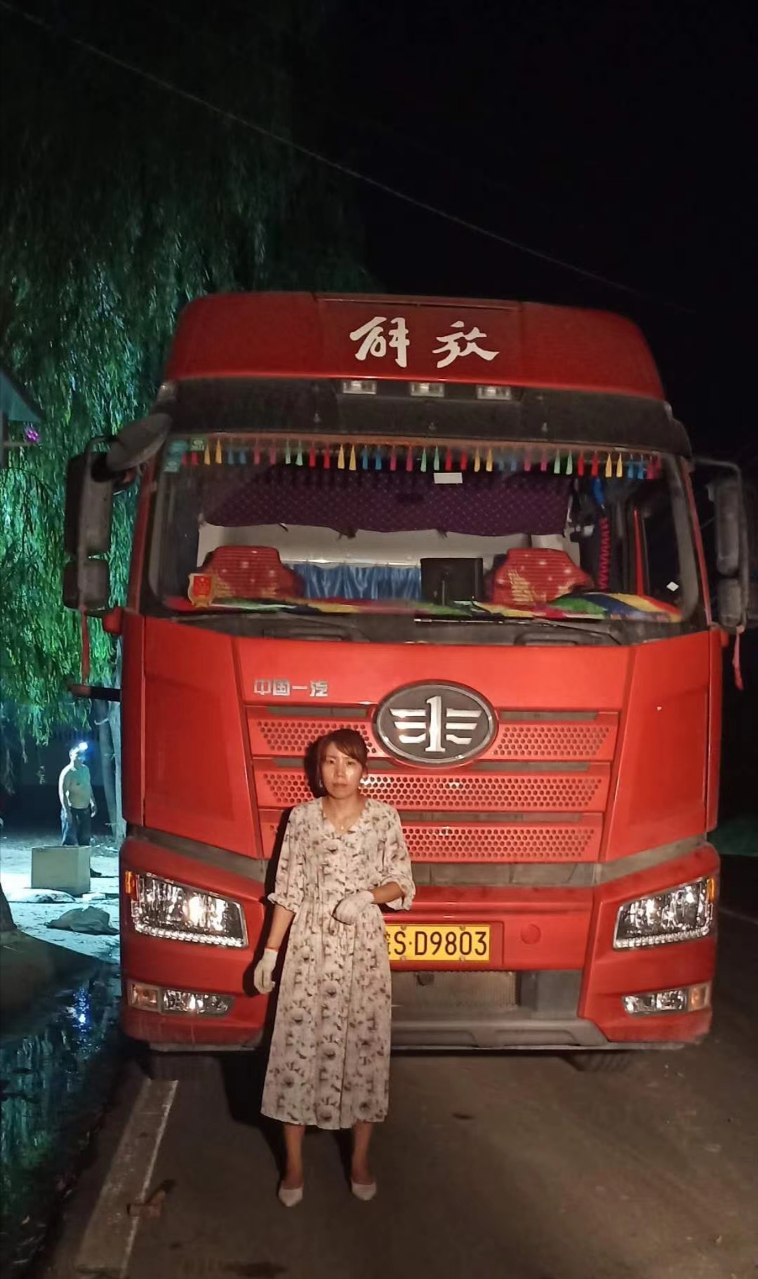 ，有自動(dòng)拔管自動(dòng)落管功能，可定制左右側(cè)推功能，配有三片打孔刀，打孔刀是防傷紙刀組，